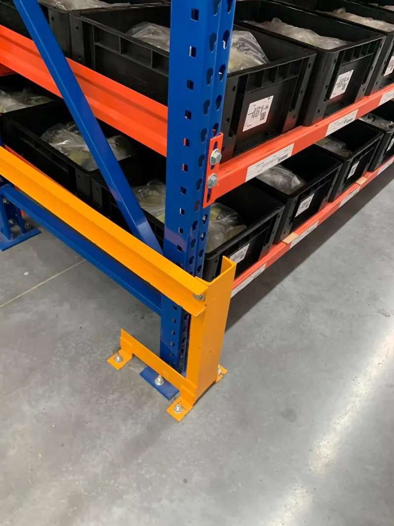 Upright guard with side protection