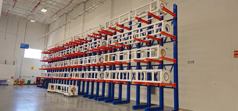 Rack cantilever de doble cara en nave