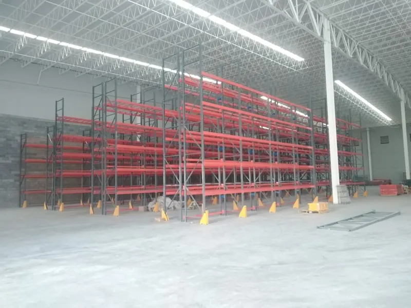 Nave con rack selectivo recién instalado