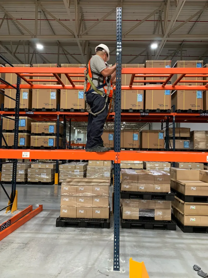 Installation. Work at height during rack assembly.