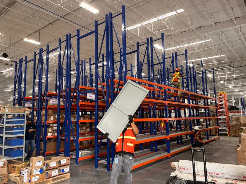 Técnicos de HIE trabajando en un rack