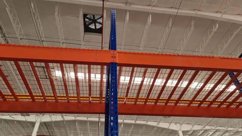 Fabricación. Estructura de rack en proceso de instalación.