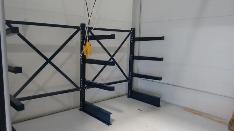 Cantilever rack. Single-sided cantilever rack module.
