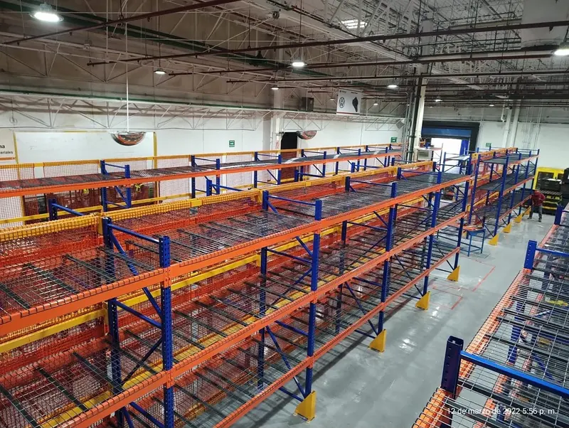 Selective pallet rack. Selective rack with metal mesh levels.
