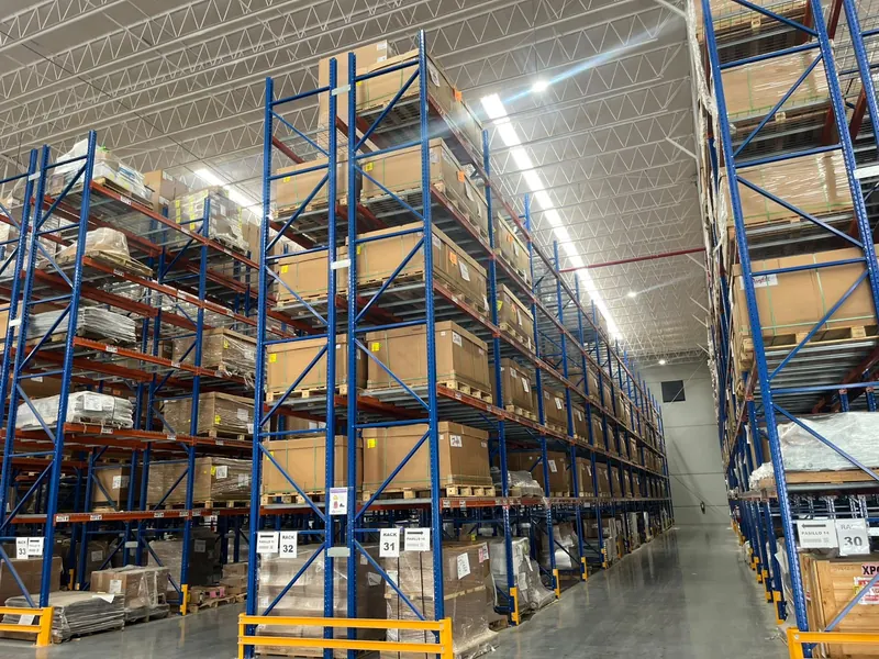 Rack selectivo. Centro de distribución con rack selectivo de varios niveles.